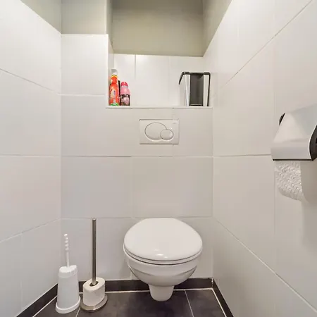 Comfortable Flat In The Heart Of アパート ブランケンベルヘ
